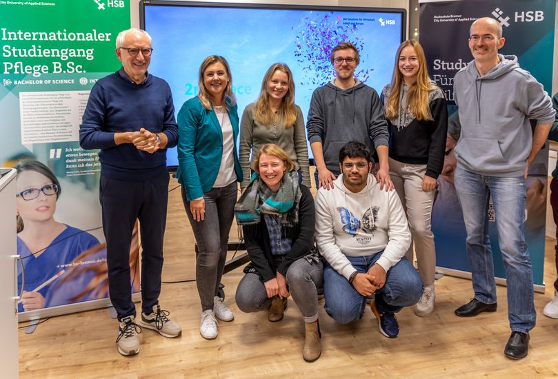 Gruppenbild mit einem studentischen Team und der Jury beim Gründungswochenende im November 2022.