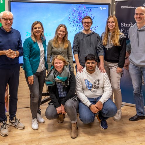 Gruppenbild mit einem studentischen Team und der Jury beim Gr&uuml;ndungswochenende im November 2022.