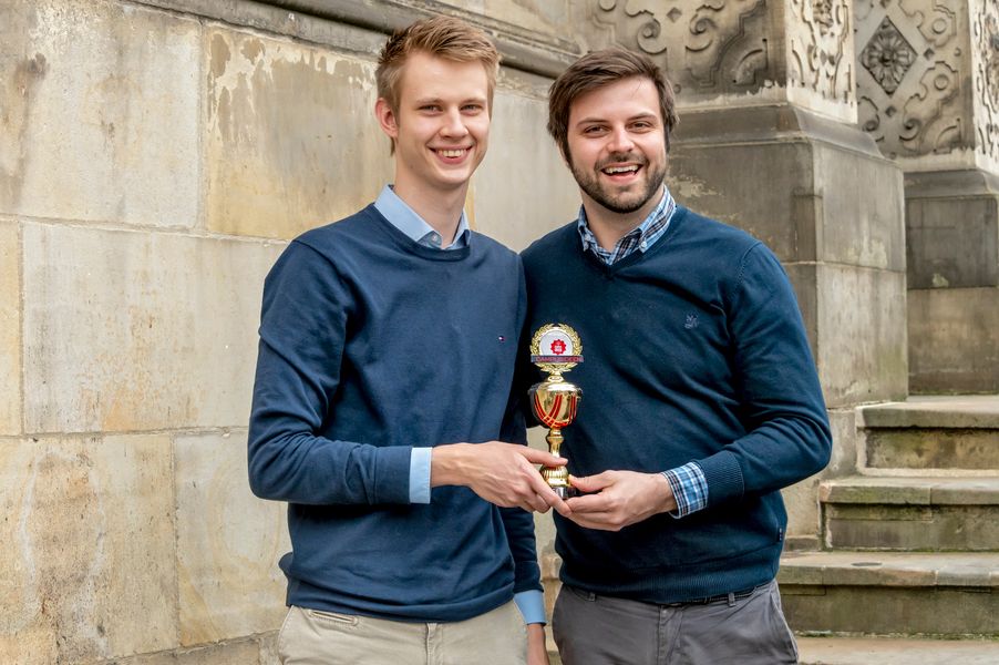 2 junge Gr&uuml;nder mit Pokal