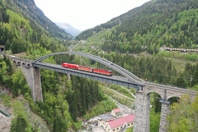 Südansicht der Trisannabrücke mit 3 Loks während der Überfahrtsmessung. Foto: HSB/ M.Gutermann