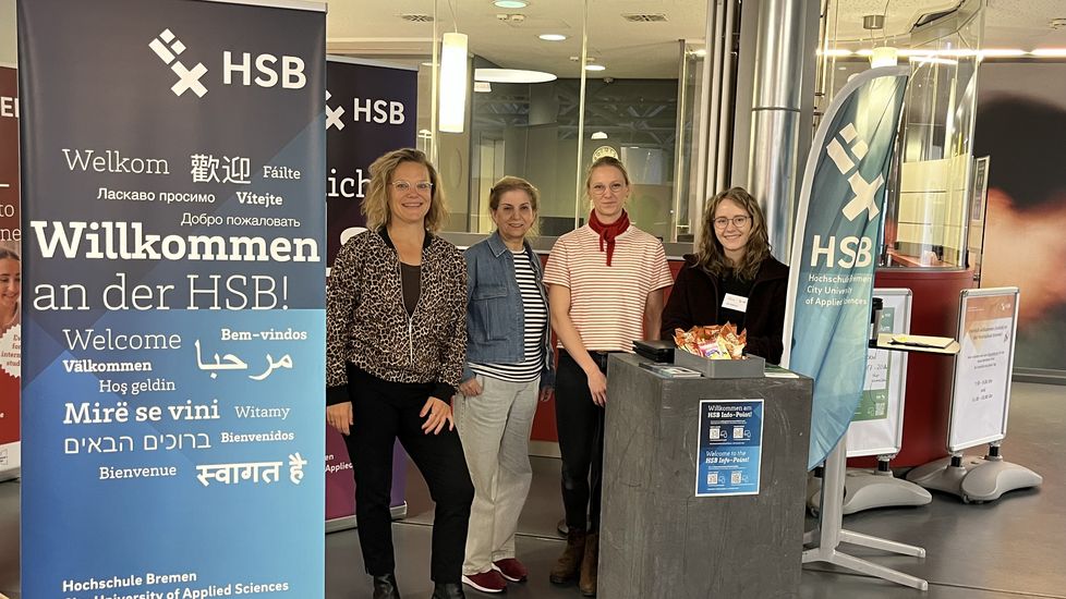 4 Personen, die am Infostand stehen