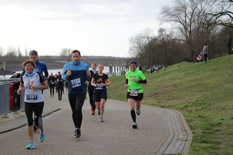 L&auml;ufer:innen beim Bremer Silvesterlauf 2019.