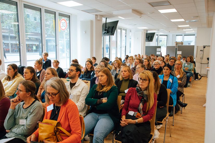 Blick auf das sitzende Auditorium des Fachtags Pflege an der HSB.
