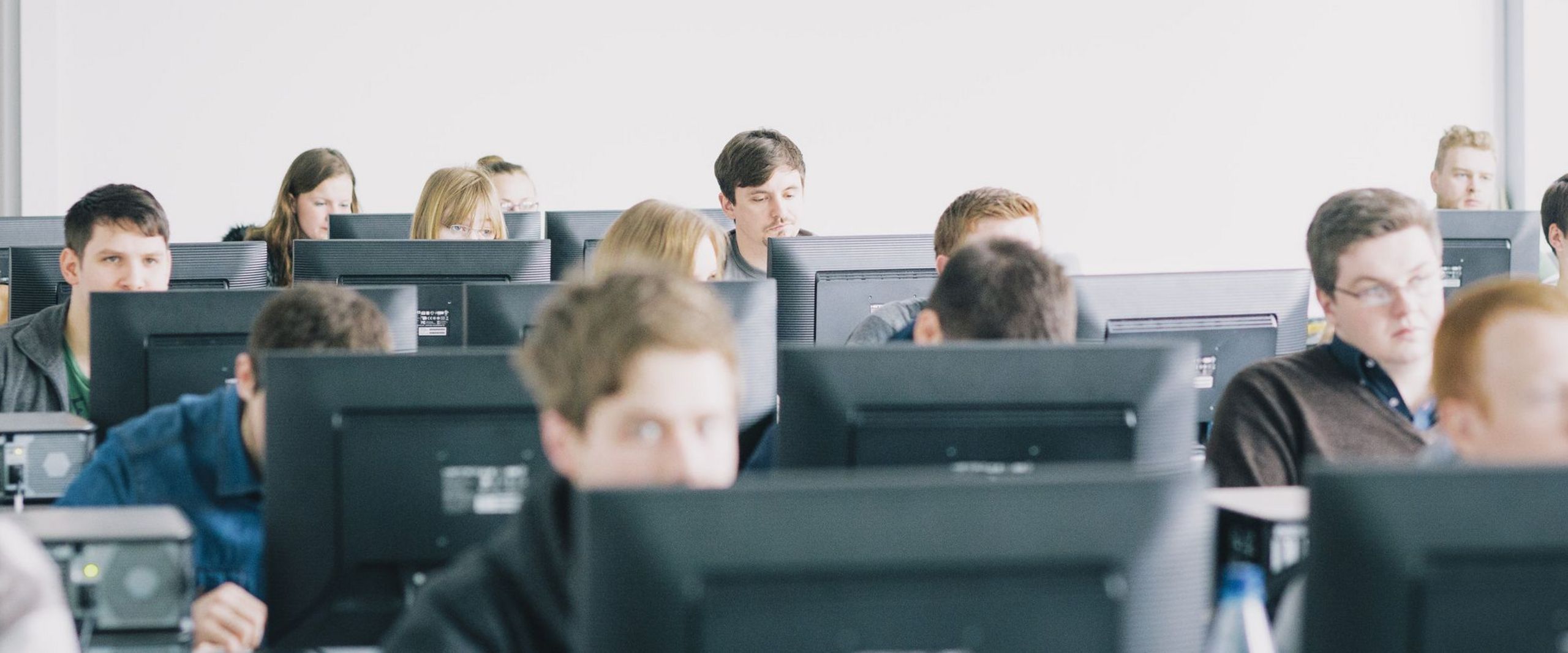 Studierende arbeiten im Computerlabor. 