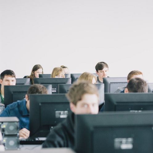 Studierende arbeiten im Computerlabor. 