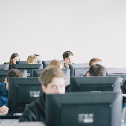 Studierende arbeiten im Computerlabor. 