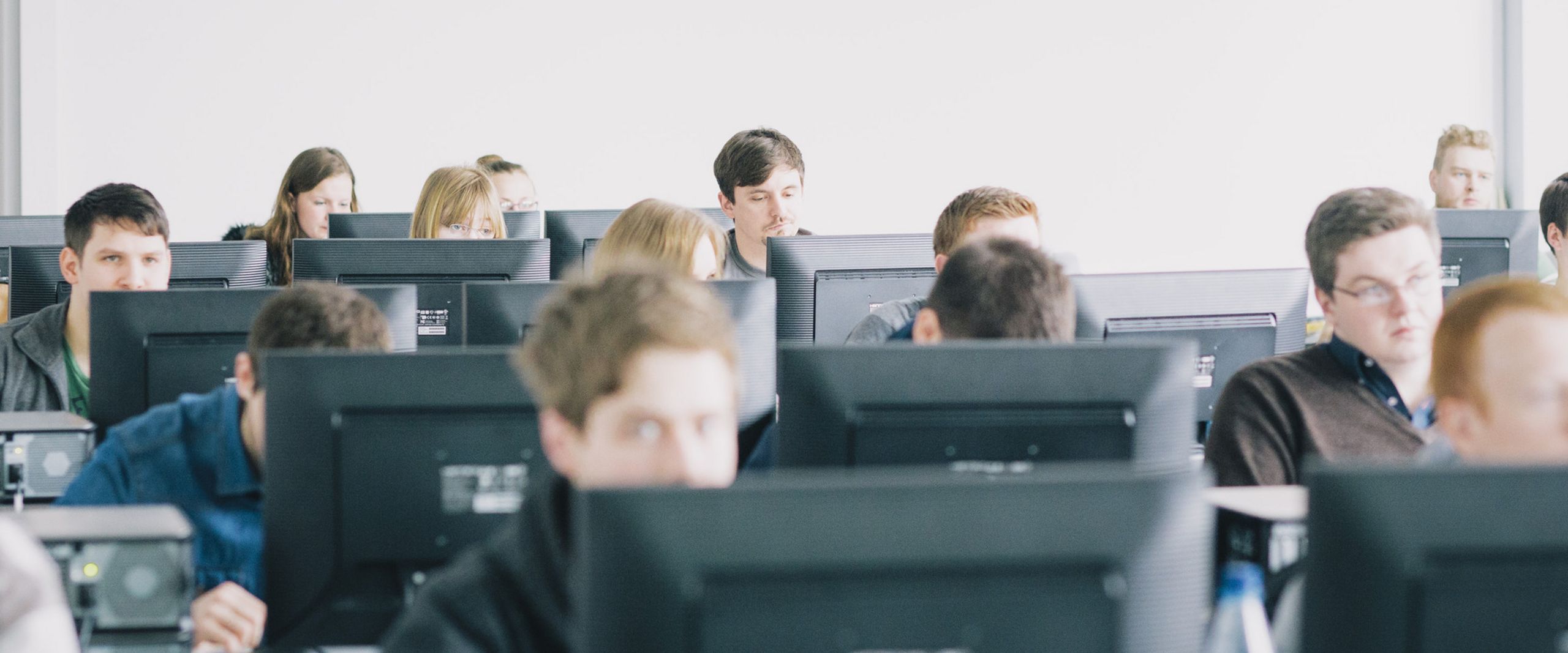 Studierende arbeiten im Computerlabor. 