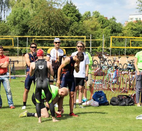 Mitglieder der HSB TriRunners warten zusammen neben ihrer Rennausr&uuml;stung.