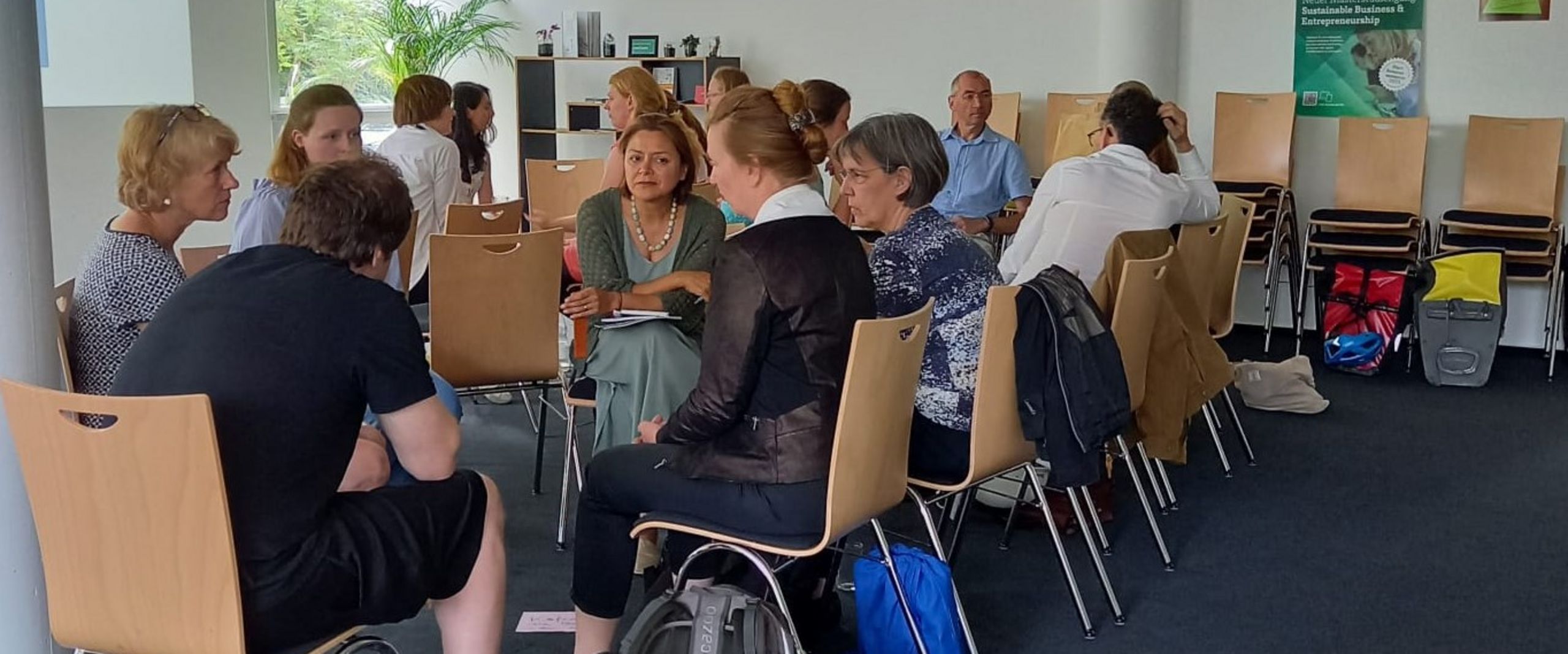 Hochschulmitarbeitende bei der Diskussion in Kleingruppen