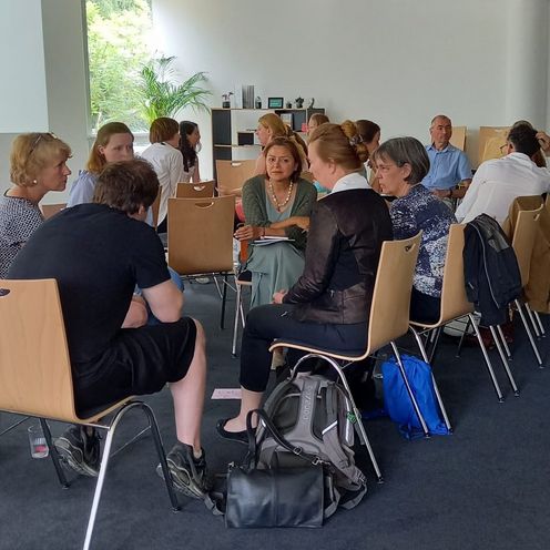Hochschulmitarbeitende bei der Diskussion in Kleingruppen