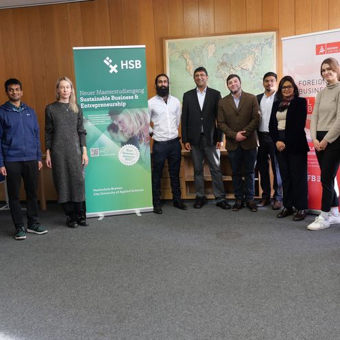 Organisator:Innen des Bremen Global Business: Poster & Pitch Event stehen beinander im Raum des Events