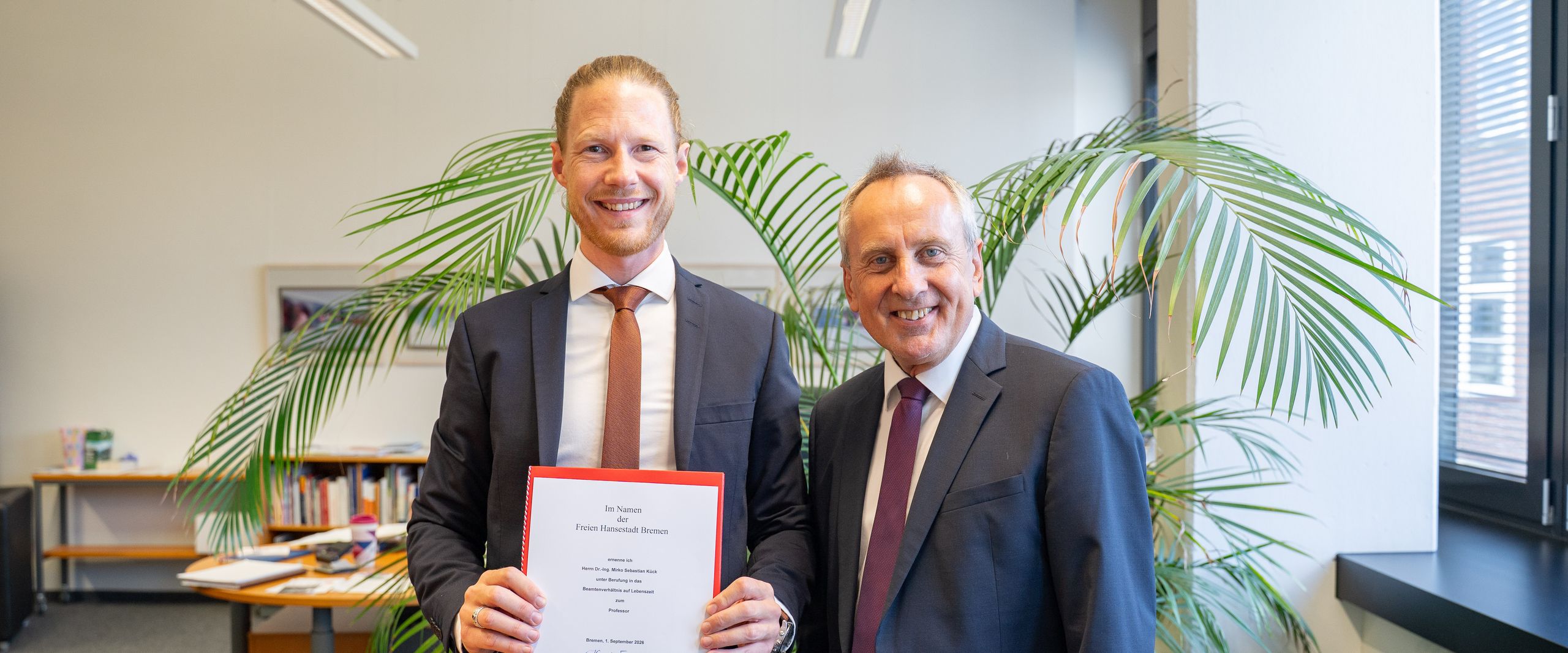 Professor Dr. Mirko K&uuml;ck mit dem Rektor der HSB, Prof. Dr. Konrad Wolf bei der Urkunden&uuml;bergabe