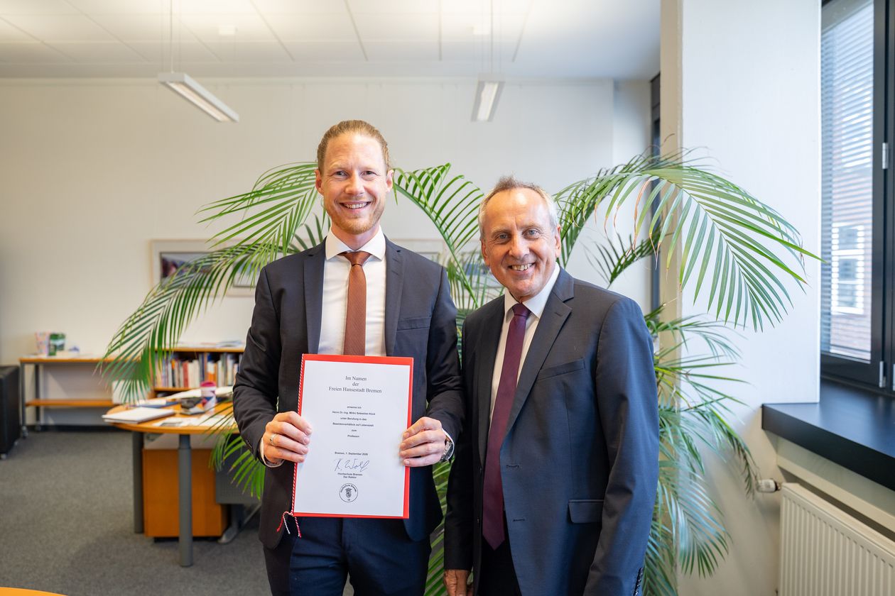 Professor Dr. Mirko K&uuml;ck mit dem Rektor der HSB, Prof. Dr. Konrad Wolf bei der Urkunden&uuml;bergabe