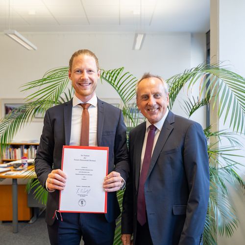 Professor Dr. Mirko K&uuml;ck mit dem Rektor der HSB, Prof. Dr. Konrad Wolf bei der Urkunden&uuml;bergabe