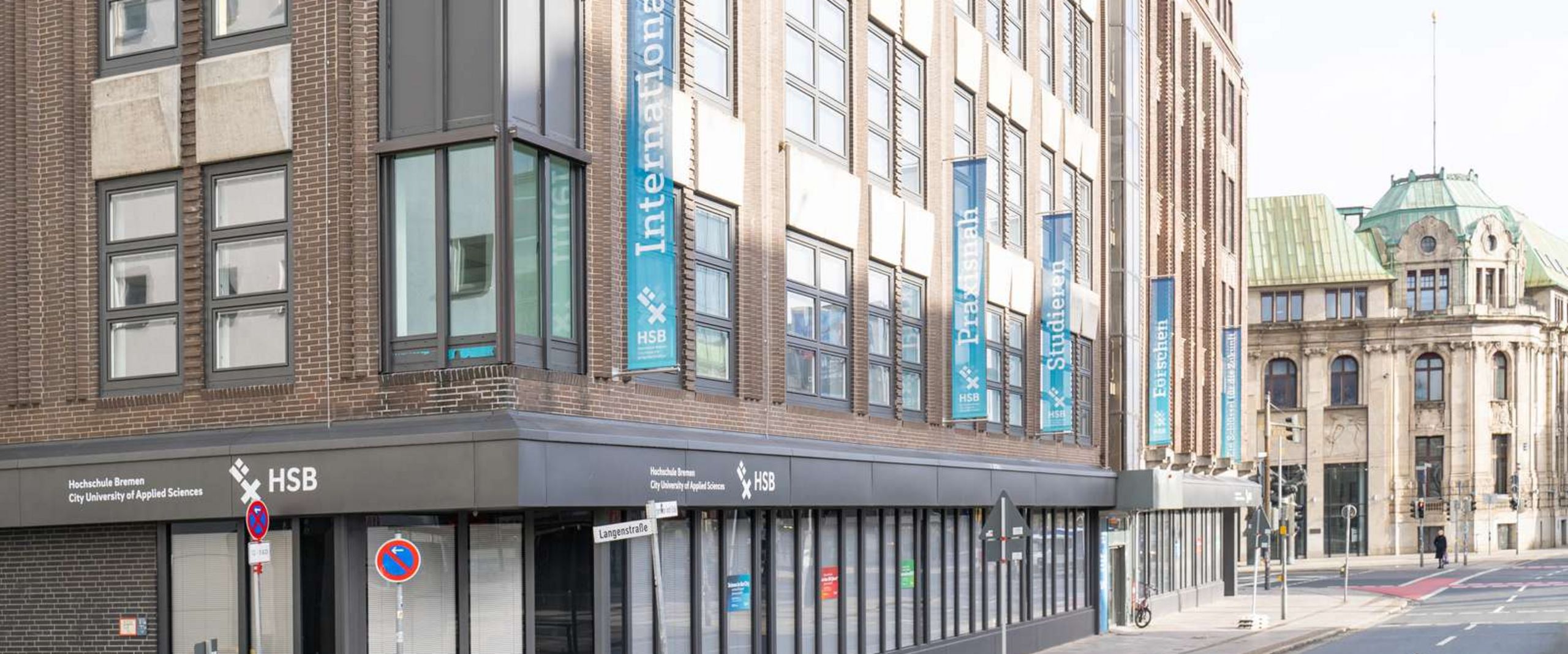 Campus Brill Außenaufnahme Auf dem Foto ist der Campus Brill zu sehen. An dem Standort sind Aufkleber mit dem HSB Logo.