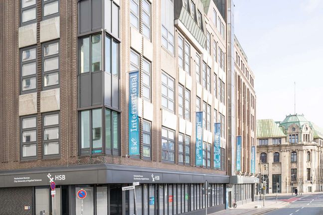 Auf dem Foto ist der Campus Brill zu sehen. An dem Standort sind Aufkleber mit dem HSB Logo.