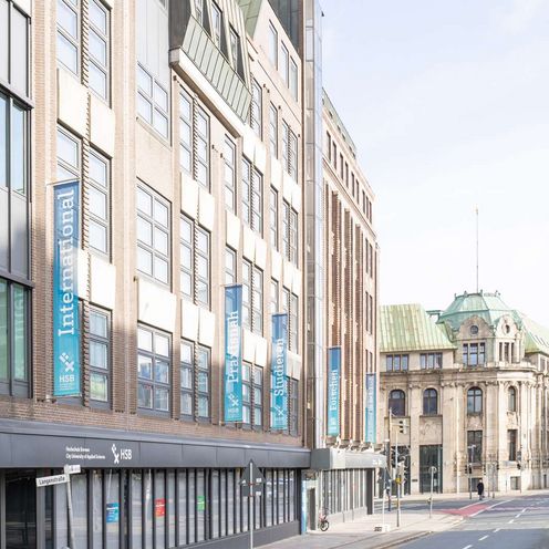 Auf dem Foto ist der Campus Brill zu sehen. An dem Standort sind Aufkleber mit dem HSB Logo.