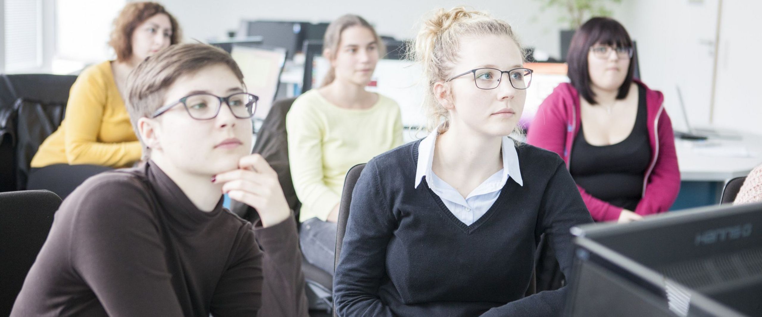 Fünf Studentinnen hören eine Lehveranstaltung. 