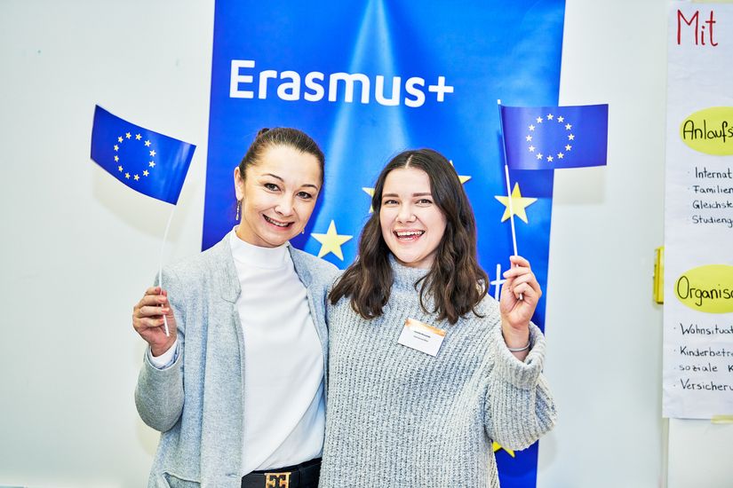 zwei Studentinnen mit Europaflagge
