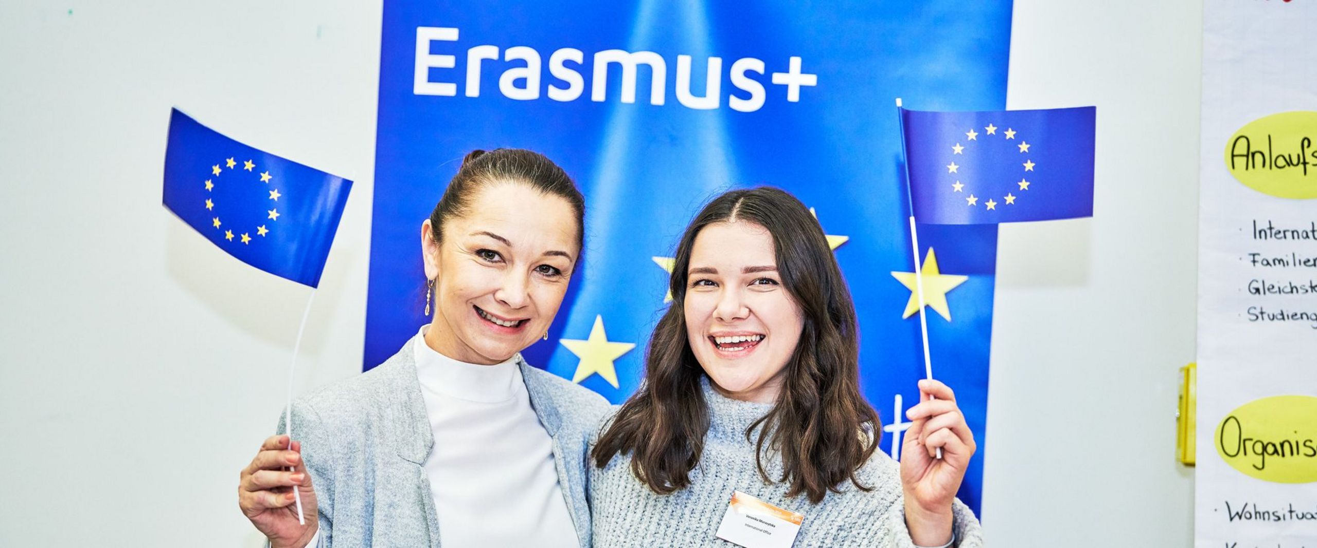 zwei Studentinnen mit Europaflagge