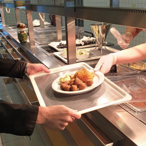 Tablett mit Essen bei der Ausgabe in der Mensa