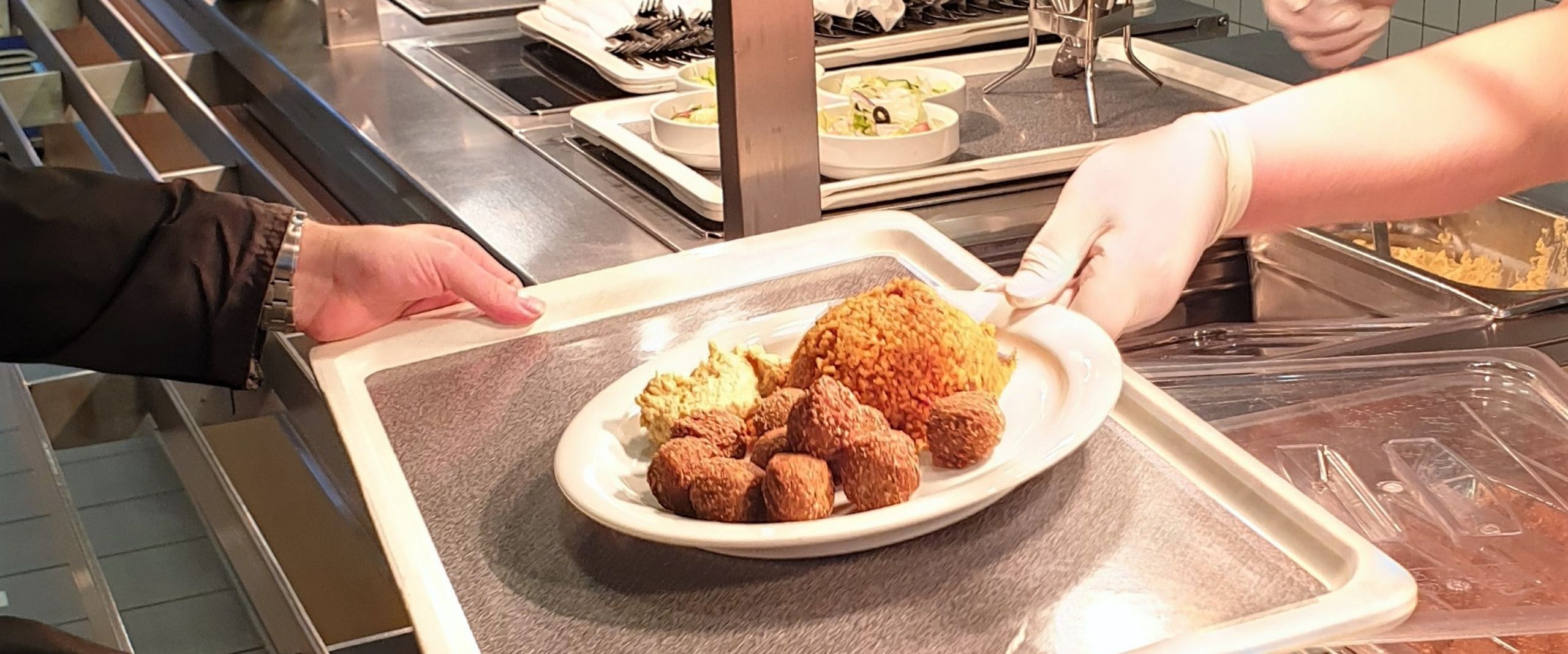 Tablett mit Essen bei der Ausgabe in der Mensa