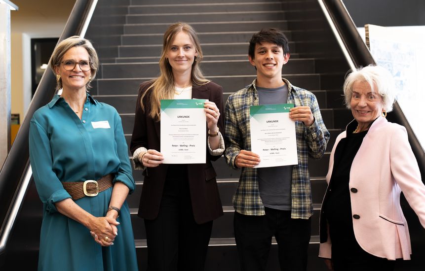 Gruppenbild mit Mann und Frauen auf einer Treppe