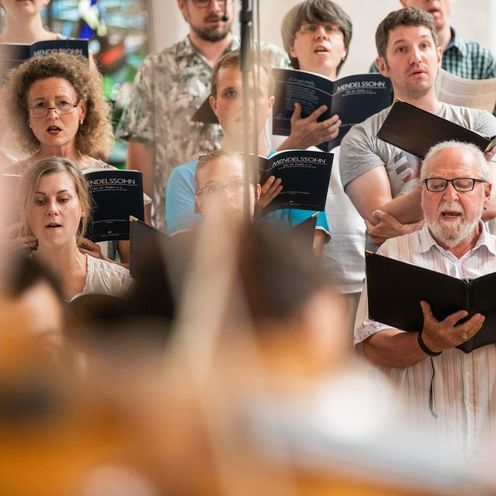 Menschen, die im Chor singen