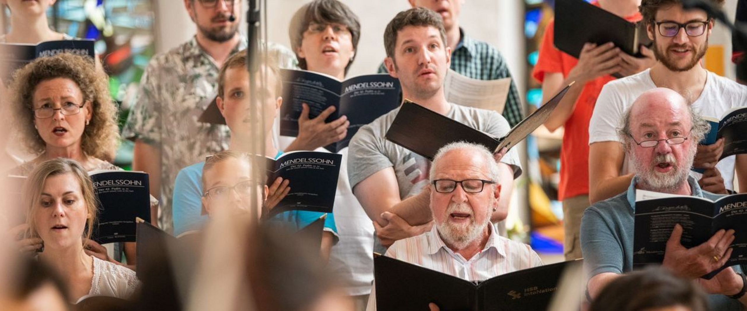 Menschen, die im Chor singen