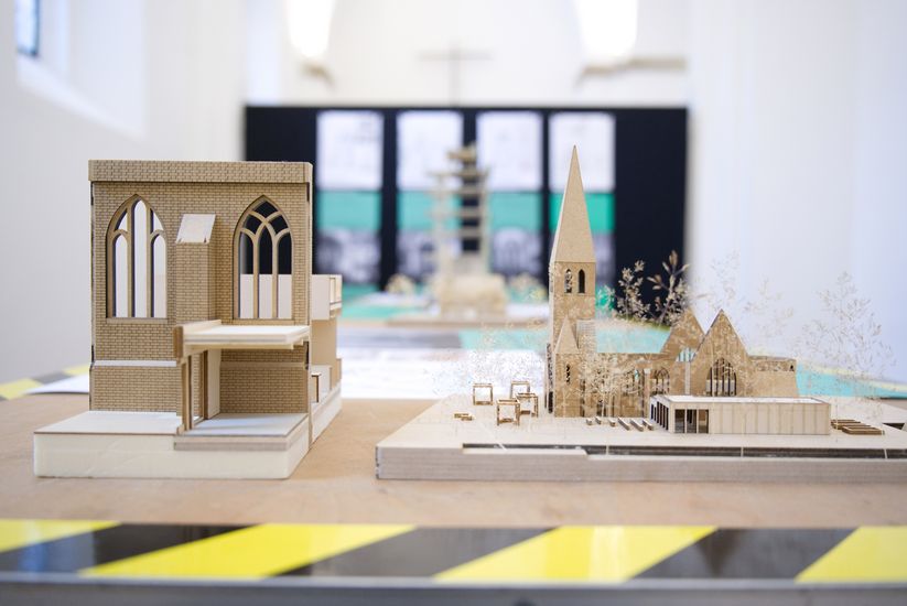 Das Bild zeigt zwei Architekturmodelle eines Kirchengeb&auml;udes.