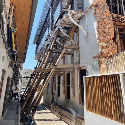 Bild zeigt schmale Gasse. Die Hausfassaden sind sanierungsbed&uuml;rftig. Die rechte st&uuml;tzt ein Holzger&uuml;st. 