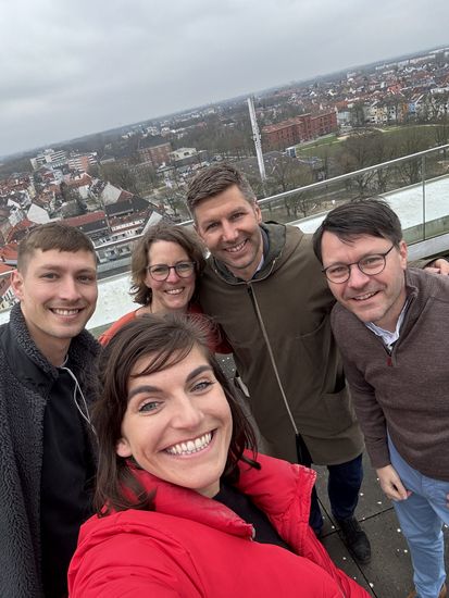 Selfie mit Männern und Fauen auf einer Dachterrasse