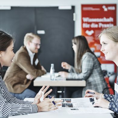 Bewerben in Deutschland Studierende beim Speed Dating an der HSB