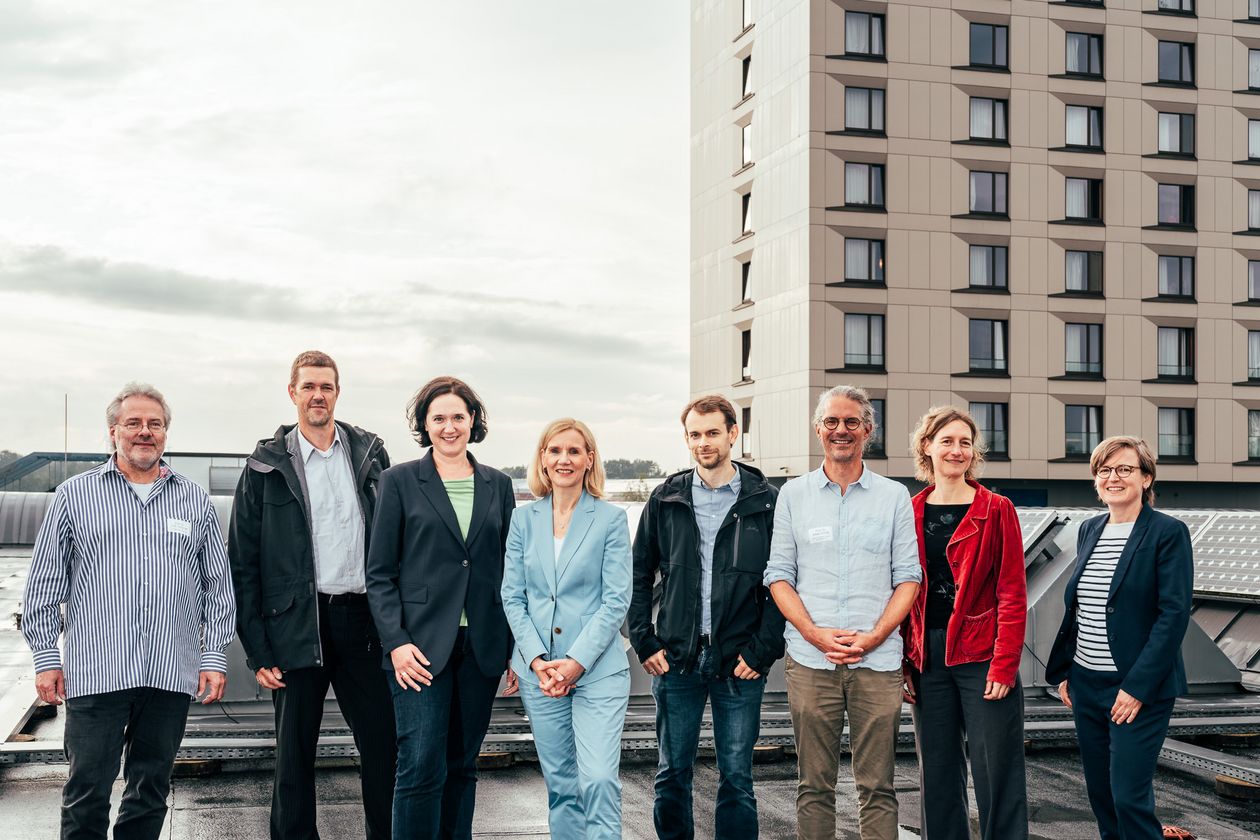 Gruppenbild mit M&auml;nnern und Frauen