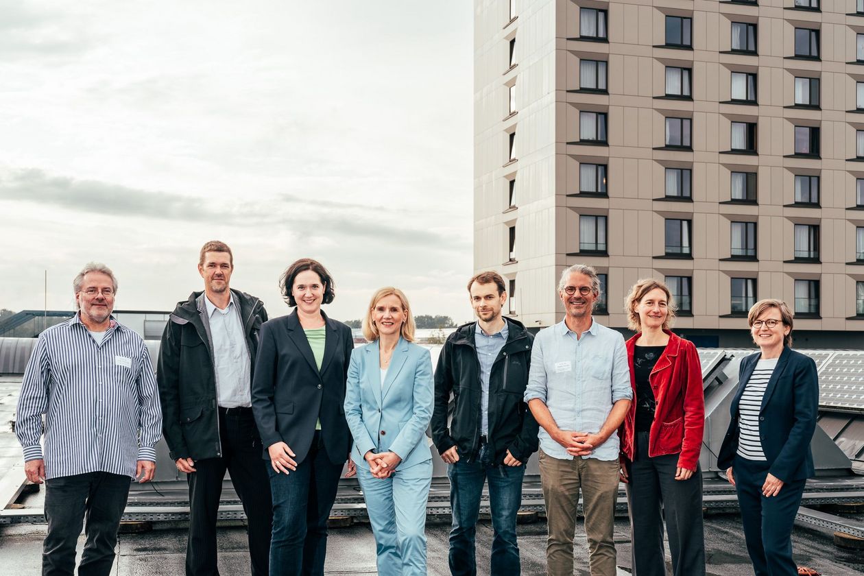 Gruppenbild mit Männern und Frauen