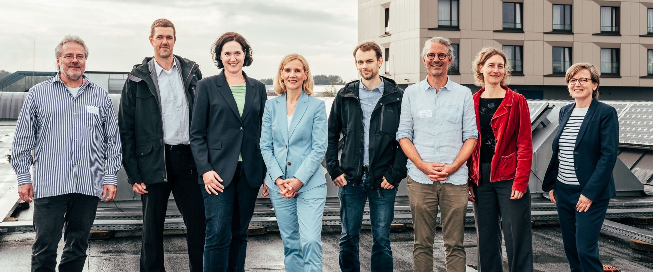 Gruppenbild mit Männern und Frauen