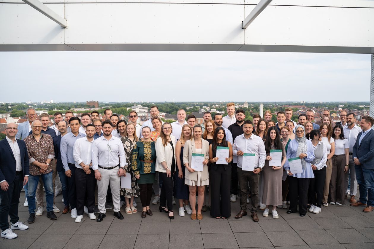 Gruppenbild der Absolvent:innen der Bachelor- und Masterstudiengänge Bauingenieurwesen und Umwelttechnik auf der Dachterasse. Foto: HSB / Louisa WindbrakeFoto: HSB / Louisa Windbrake