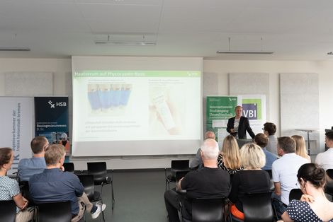 Vortrag von Jan Kuhnholz beim Bau-Umwelt-Symposium. Foto: HSB-Sch&uuml;rkamp