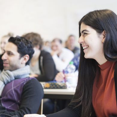Studiernde in Unterrichtsraum