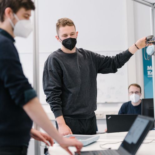 3 Studenten mit FFP2-Masken