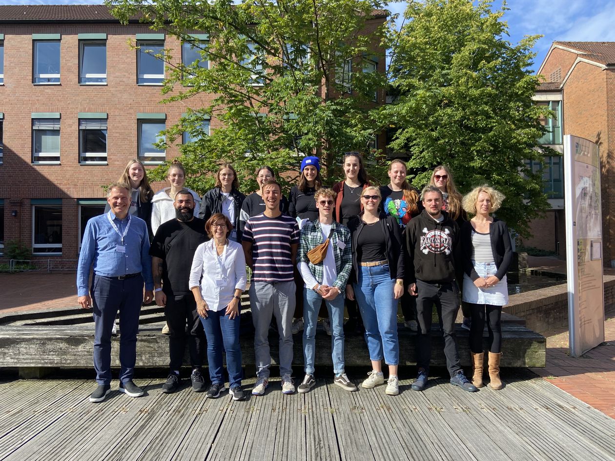Gruppenfoto der Bremer Studierenden mit Prof. Dr. Sabine Wagenblass und Prof. Dr. Christian Spatscheck bei der Sommerhochschule Kinderschutz 2022 in Emden.