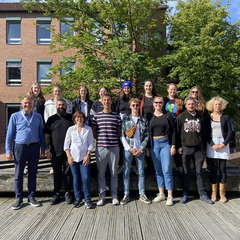 Gruppenfoto der Bremer Studierenden mit Prof. Dr. Sabine Wagenblass und Prof. Dr. Christian Spatscheck bei der Sommerhochschule Kinderschutz 2022 in Emden.