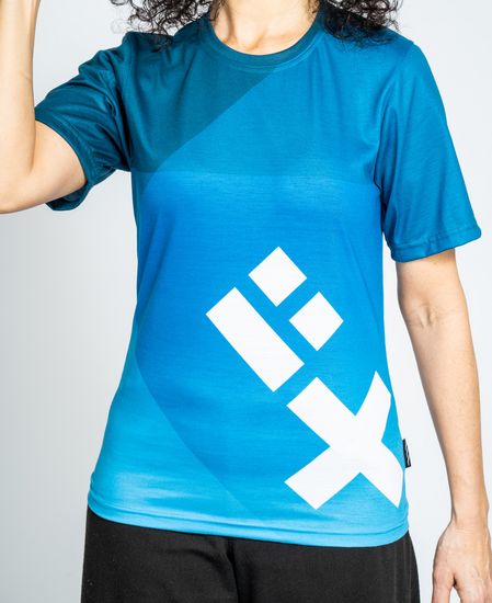 Das Model trägt ein blaues oversized Ombré-T-Shirt mit HSB-Logo.