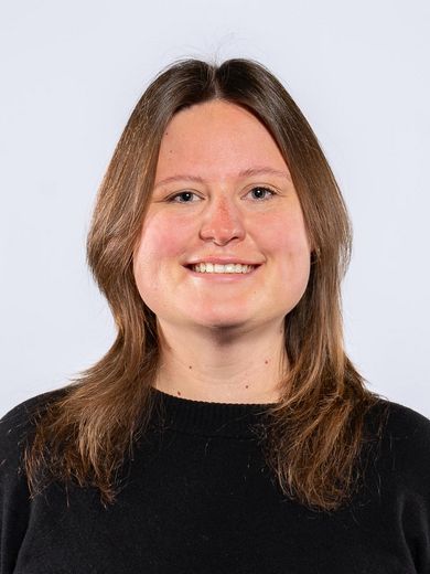 Auf dem Bild ist Katharina Scherf zusehen. Sie hat schulterlanges braunes Haar und tr&auml;gt einen schwarzen Pullover. 