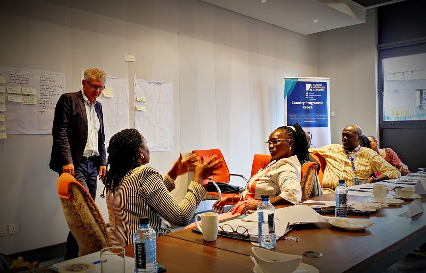 Teilnehmende eines Seminars diskutieren miteinander.