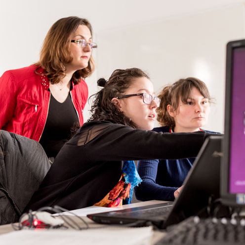 M&auml;dchen und eine Fraue schauen auf einen PC