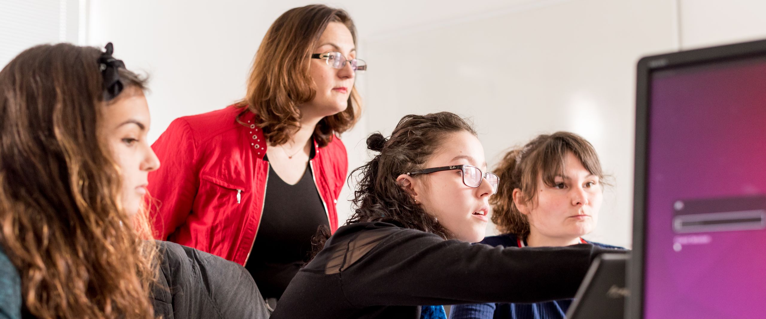 Illustration Zukunftstag 2023 Mädchen und eine Fraue schauen auf einen PC