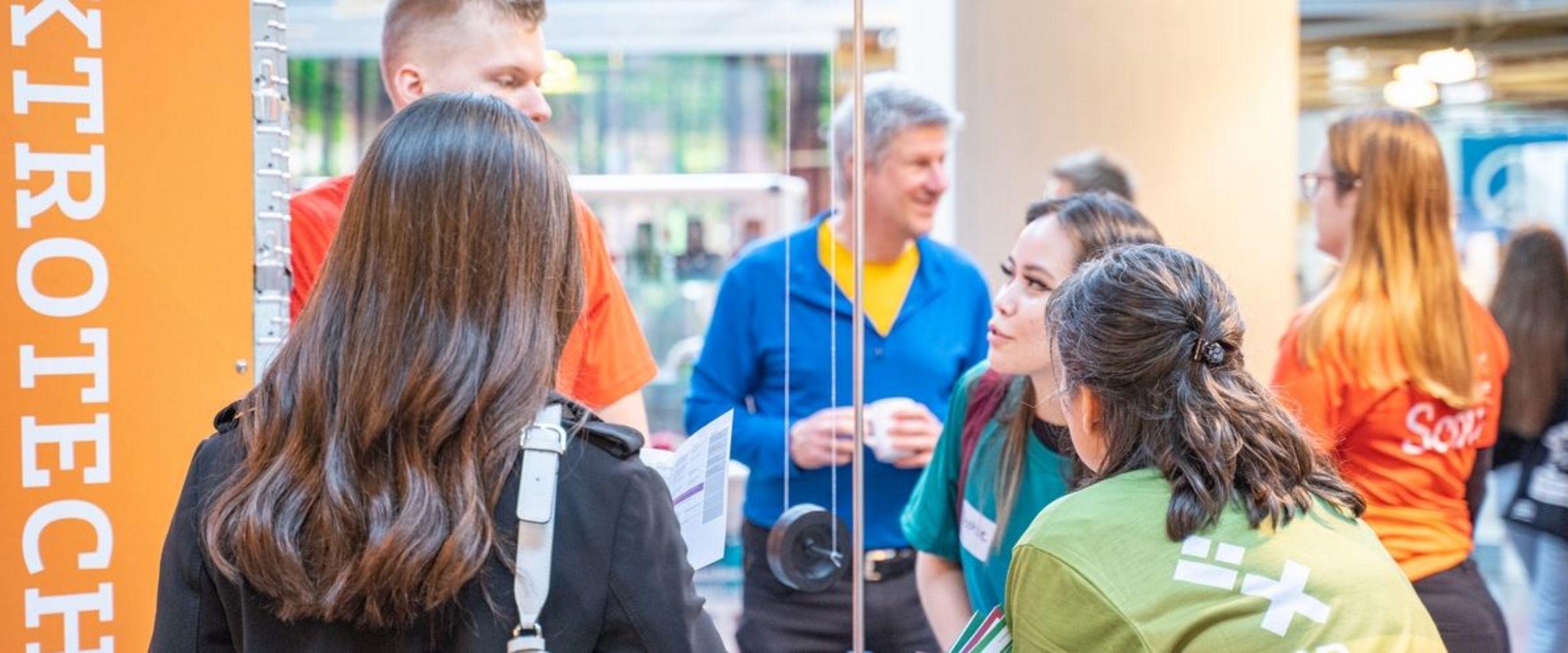 Besucherinnen des StudienINFOtags im Gespräch mit Studierenden und Lehrenden