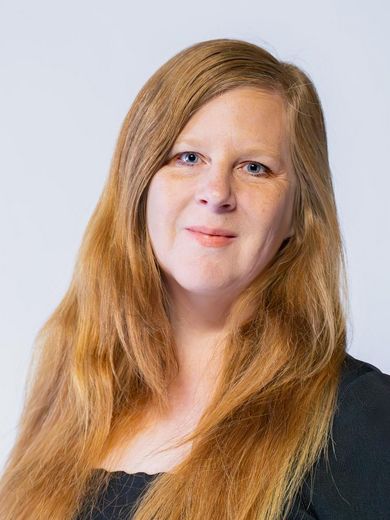 Auf dem Foto ist Kathrin Seibert zusehen. Sie hat langes örtliches Harr und törnt einen schwarzen Pullover. 