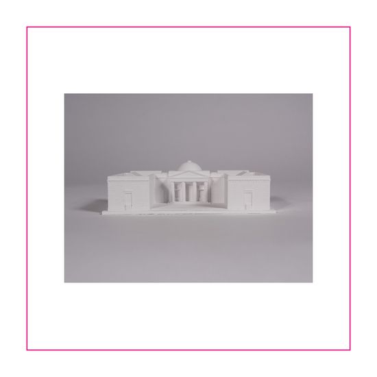 Es ist ein Foto eines Gipsmodells des USA Biennale Pavillon von Aldrich und Delano aus dem Jahr 1930 zu sehen. Das Gipsmodell wurde von Nicolas Flathmann angefertigt.